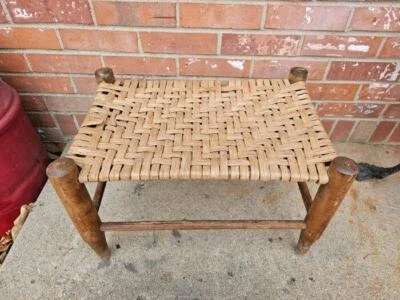 Antiguo reposapiés de nogal americano banco tejido tapa de mimbre #1 Foto 1 de 4