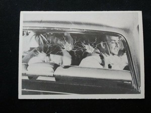 1964 Donruss Voyage to the Bottom of the Sea Card # 15 Close Call (EX/NM)