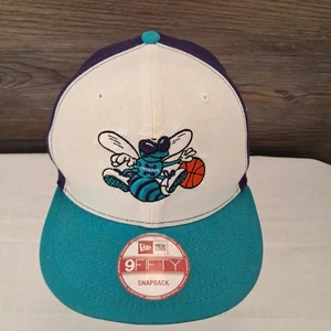 Gorra Charlotte Hornets Snap-Back New Era madera dura clásica 9Fifty verde azulado púrpura - Imagen 1 de 12