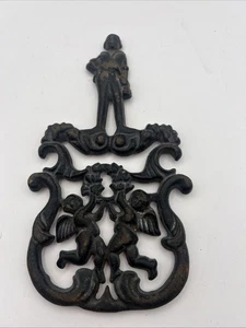 Cast Iron Footed Trivet Cupid Cherubs T-11 Mid Century Vintage 1955 JZH 4.5x8.5 - Picture 1 of 3