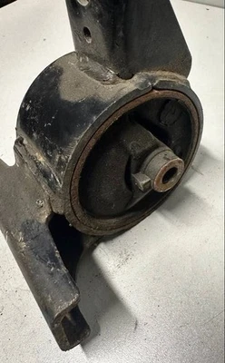 Suzuki Liana 2006 Petrol 1kW Engine mount bracket VNN17 ZIR5391 - image 1 of 3