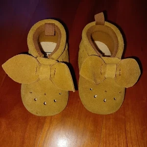 Baby Gap Tan Suede Leather Crib Shoes 0 3 Month Girl Newborn Infant Bow Neutral - Picture 1 of 5
