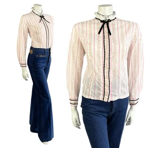 CAMISA DE COLECCIÓN AÑOS 70 BLANCA ROSA NEGRA EDUARDIANA FLORAL RAYAS TERCIOPELO LAZO VOLANTES 16 - Imagen 1 de 14