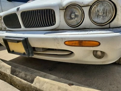 99 00 01 02 2003 Jaguar XJ8 XJR 1998 VANDEN PLAS PARACHOQUES DELANTERO PARRILLA INFERIOR BLANCO Foto 1 de 3