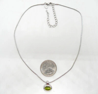 Colar feminino pingente joia tom prata olho de gato verde assinado por Lia Sophia - Imagem 1 de 4