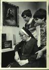 1981 Press Photo Nun Listens To Radio With Students At Church School In New York