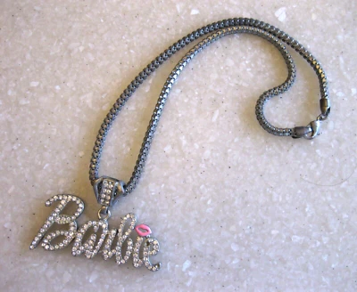 Barbie Colgante Estrás con Labios Esmalte Rosa, Collar Cadena Serpiente Tono Estaño Foto 1 de 4