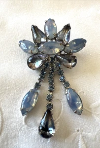 Vintage Juliana Style Brooch Liliac & Light Blue Dangle Pin 1 1 /2" x 2 1/2" - Picture 1 of 14