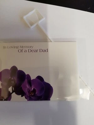 1x Florist Flower Memorial Message card. In Loving Memory of a Dear Dad, Large. - Image 1 of 2