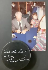 GORDIE HOWE (MR. HOCKEY) SIGNED PUCK!! PHOTO INCLUDED FOR AUTHENTICITY!! WOW!! - Picture 1 of 3
