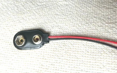 DETECTOR DE METAIS BRANCO ESTILO ANTIGO 9 VOLTS BATERIA CLIPE DE PRESSÃO COM FIO DE 6" - Imagem 1 de 4