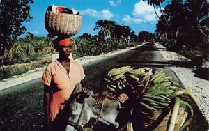 Haiti - Marketwoman, St. Marc Road - Publ. Byron Coroneos - Picture 1 of 2