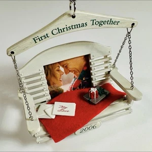 Hallmark Andenken Ornament 2006 First Christmas Together Bilderrahmen Bank Schaukel - Bild 1 von 3