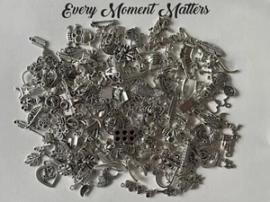 50 x Tibetisches Silber GEMISCHTES SET CHARMS VERSCHIEDENE DESIGNS Charms - Bild 1 von 2