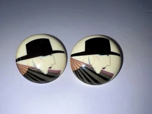 Orecchini rotondi in plastica Art Decò figura donna Roberto Tortolì ? 14P vintage - Foto 1 di 6