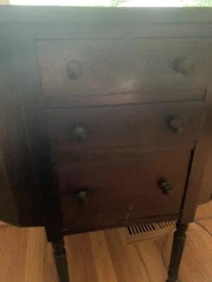 Soporte de costura/mesa de noche/mesa auxiliar/gabinete vintage de caoba Martha Washington Foto 1 de 2