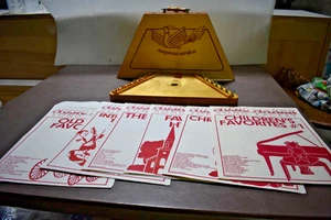 Vintage Music Maker Nepenenoyka Lap Harp Beautiful Wooden Box 100+ Song Sheets - Picture 1 of 7