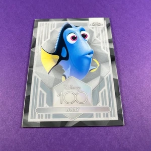 Tarjeta coleccionable Topps cromada 2023 Disney 100 años de maravilla 53 Dory TCG - Imagen 1 de 6