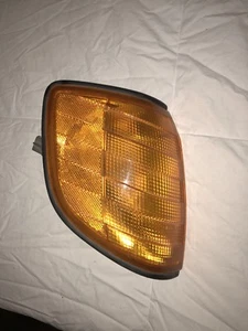 92 93 MERCEDES PASSENGER RIGHT SIDE CORNER LIGHT LAMP 1 305 233 935 OEM - Picture 1 of 2