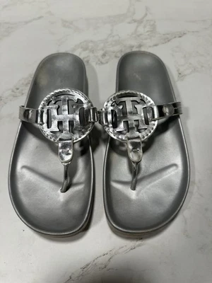 Sandalias de tanga Tommy Hilfiger plateadas talla 7,5 para mujer con logotipo en la parte delantera Foto 1 de 4