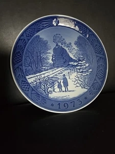 1973 Royal Copenhagen Train Blue White Christmas Plate Going Home For Christmas - Picture 1 of 5
