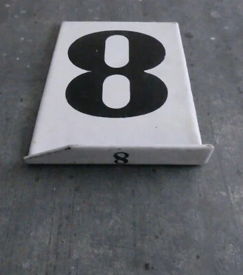 Plaque émaillée ancienne N°8. Indicateur de prix. Pompe à essence ? Gasoil ?  - Photo 1/3