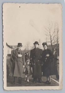 Mann mit gebrochenem Arm Frau mit Hut Mädchen Mantel - Altes Foto - Picture 1 of 2