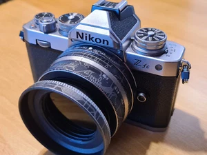 Nikon Z fc silber gebraucht mit Zubehörpaket und Objektiv in Originalverpackung - Bild 1 von 8