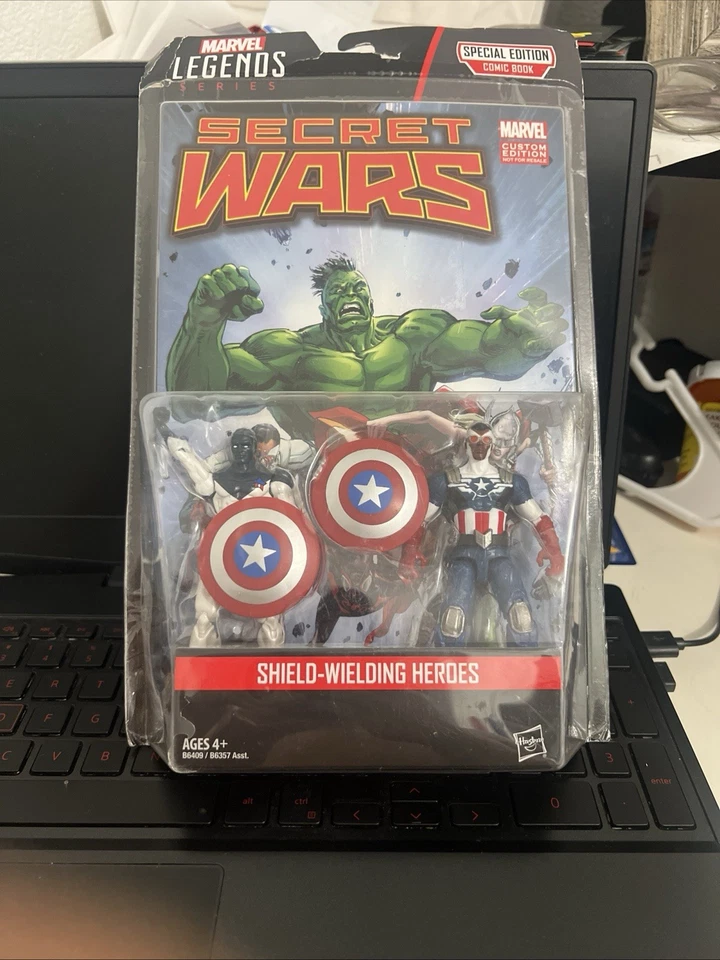 Escudo de Leyendas Marvel Empuñando Capitán América y Vance Astro Secret Wars Hulk Foto 1 de 2
