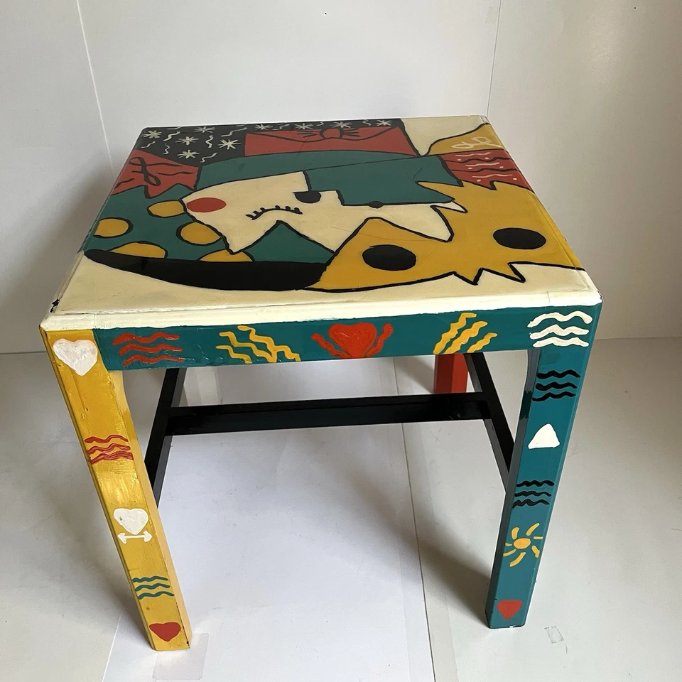 Mesa auxiliar pintada a mano colorida diseño arte popular decoración Foto 1 de 4
