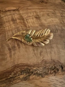 Spilla spilla foglia pietra verde metallo tono oro vintage - Foto 1 di 5