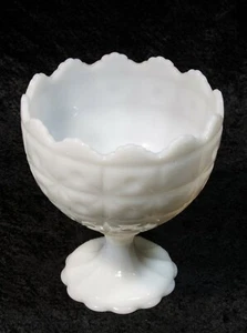 Cuenco pedestal de compota vintage de vidrio de leche NAPCO 1185 con patrón de estrella - Imagen 1 de 9