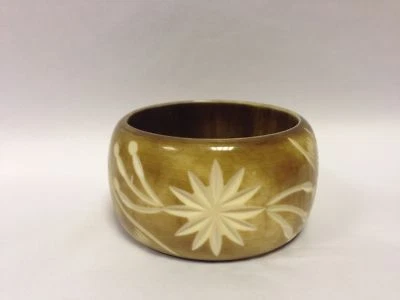 Brazalete sólido grueso tallado blanco y caramelo Stunning Allusions @ BHS Foto 1 de 4