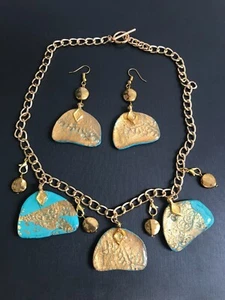 GOLD & TÜRKIS HAKEN OHRRINGE & GOLDTON KABELKETTE ANHÄNGER HALSKETTE SET - Bild 1 von 6