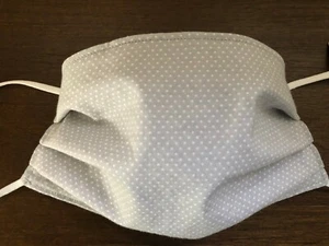 Gris - Máscara facial de puntos blancos. 100% Quilters Algodón. Tallas para niños, adolescentes y adultos. - Imagen 1 de 4