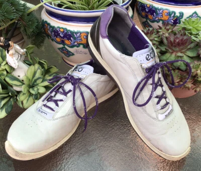 Zapatos de golf ECCO talla 40 EE. UU. 9 Yak Biom sin clavos cuero blanco roto detalles morados Foto 1 de 4