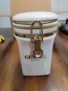 "BOTE DE CAFÉ DE CERÁMICA GEVALIA KAFFE"" CREMA-BLANCO Y DORADO ACABADO 7,5" ALTO" - Imagen 1 de 4
