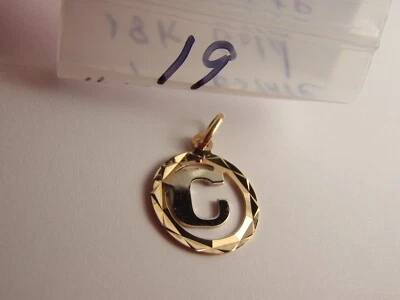 Colgante de oro amarillo y blanco macizo de 18k con la letra C en el centro Foto 1 de 4