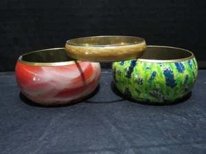VTG MOD PLASTI/METAL BRACELETS-GREEN/RED/TAN-LOT OF 3- 2-3" X 2.5" & 1-3" X 1/2" - Picture 1 of 4