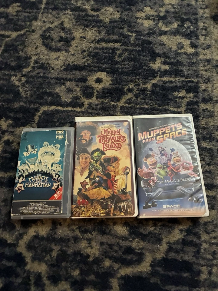 Muppets VHS Collection: Muppets Take Manhattan, Treasure Island, Space - Imagem 1 de 4