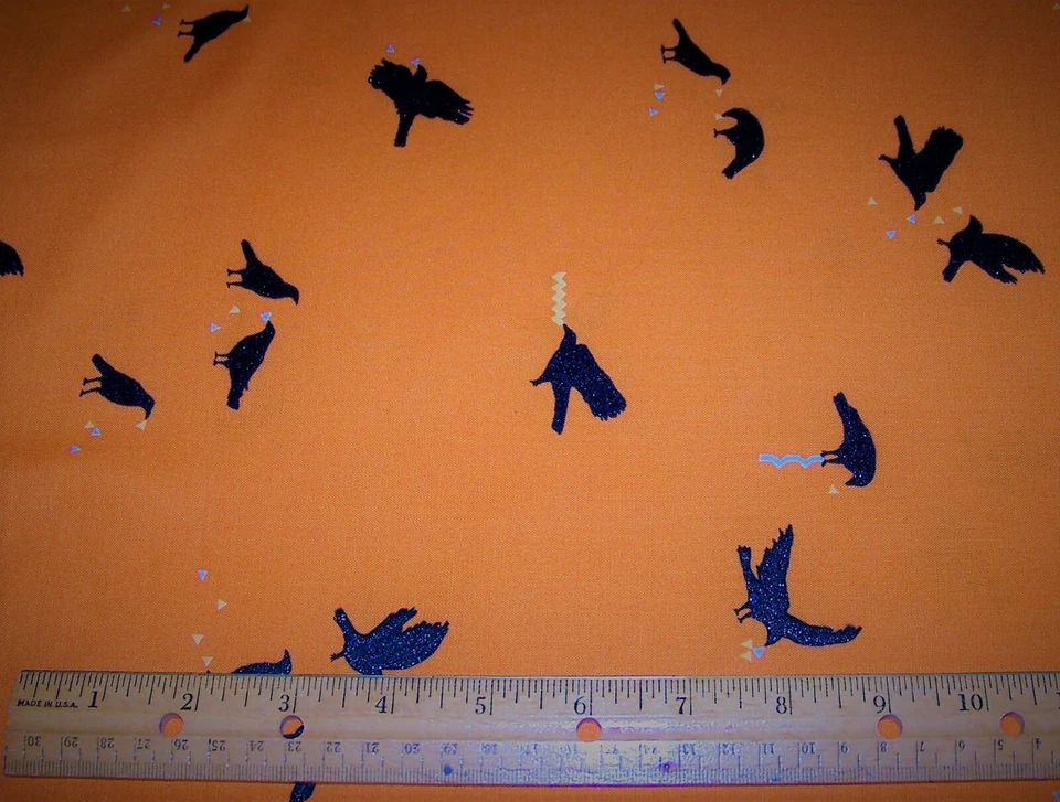 1 yarda CUERVOS METÁLICOS NEGROS sobre NARANJA 100% Tela Algodón HALLOWEEN Foto 1 de 1