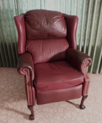 Винтажное кресло-реклайнер Chippendale стиль бордовая кожа красное дерево с крылышком - Изображение 1 из 4