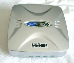 Concentrador compacto USB Dynex de 4 puertos con adaptador de corriente - Imagen 1 de 4