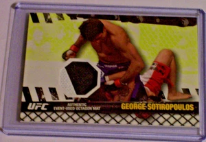 Alfombra de lucha Topps UFC Series 4 2010 reliquia George Sotiropoulos UFC 106 negro blanco - Imagen 1 de 1