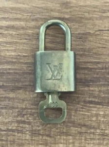 Louis Vuitton Messing '308' Vorhängeschloss in goldfarben mit goldfarbenem Schlüssel [a] - Bild 1 von 6