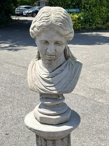 Country House Bust On A Corinthian Column Cover