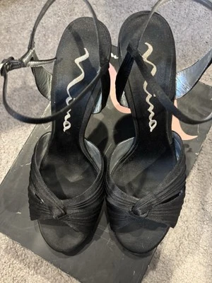 Zapatos de salón Nina talla 9,5 M para mujer negros con brillo "Cupcake" punta abierta correa al tobillo Foto 1 de 4