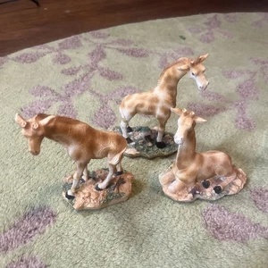 Family Of Giraffes High-Quality Resin with landscape base - Picture 1 of 7