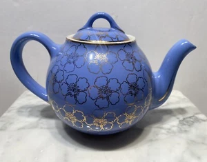 Tetera vintage Hall de 6 tazas, azul cadete con adornos de hibisco dorado #49 - Imagen 1 de 11