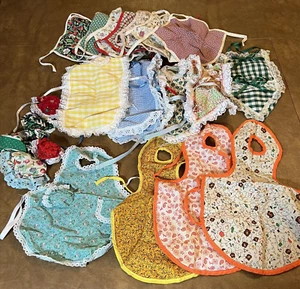 Konvolut verschiedene Barbie Puppengrößen Schürzen Hüte Landhausstil verschiedene Farben Muster - Bild 1 von 11